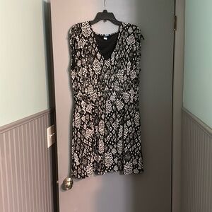 Size XL Old Navy black and white patterned dress. Great condition.